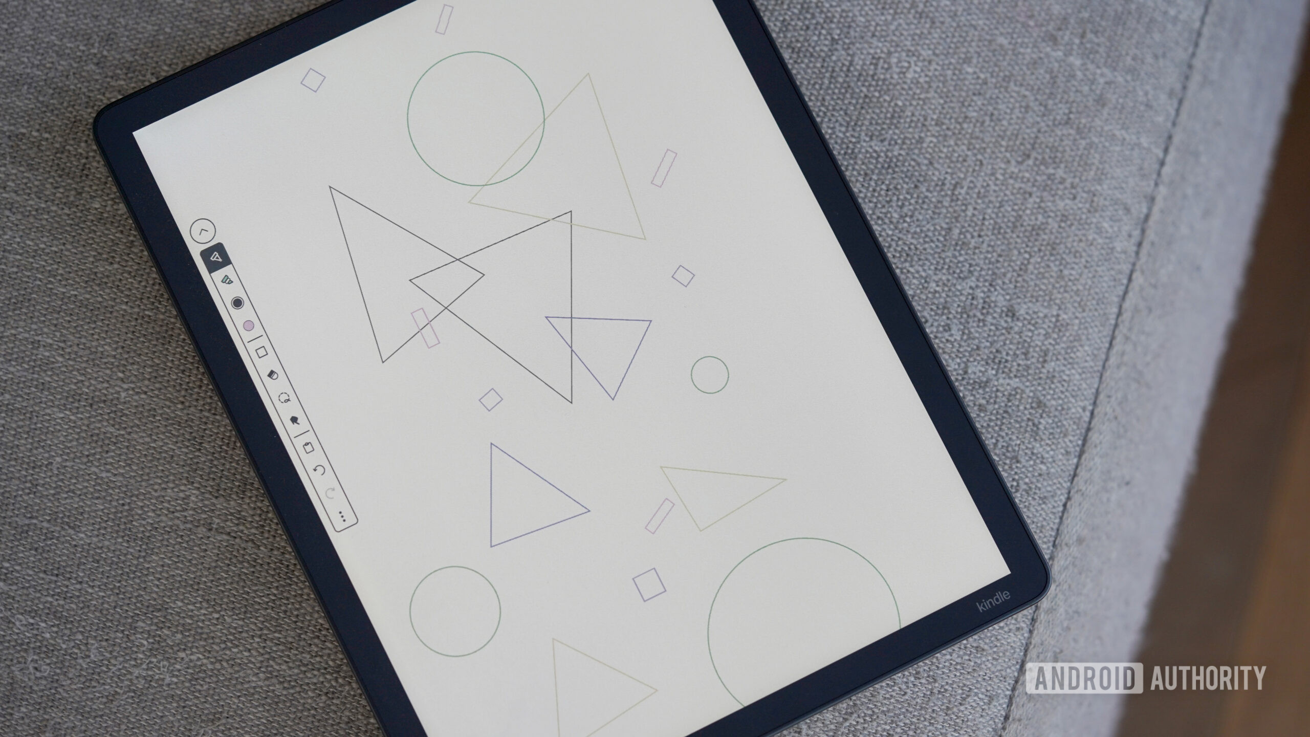 O Kindle Scribe exibe um design feito com formas inteligentes.