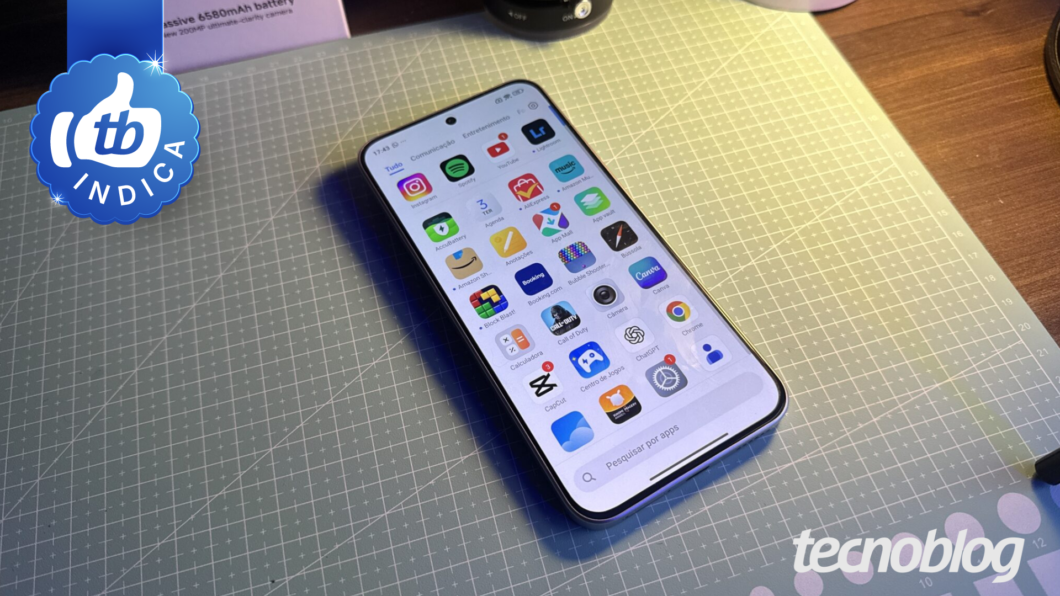 Foto mostra celular sobre mesa, exibindo bandeja de aplicativos com diversos &iacute;cones, como Instagram, Spotify e YouTube, entre outros