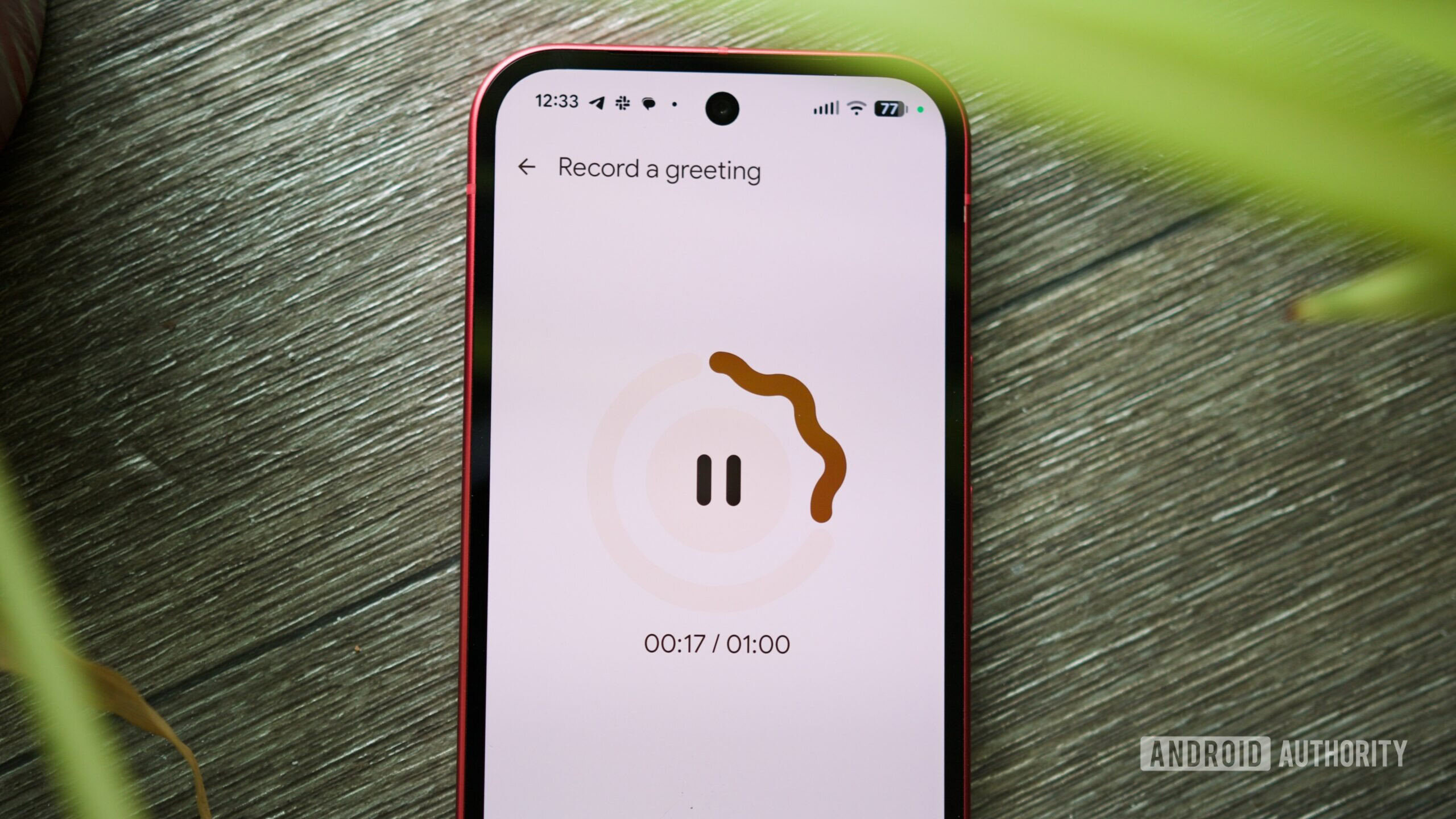 Google Phone recebe uma mensagem de saudação personalizada herói 2 Gravando uma saudação personalizada para o Take a Message em um smartphone Pixel.