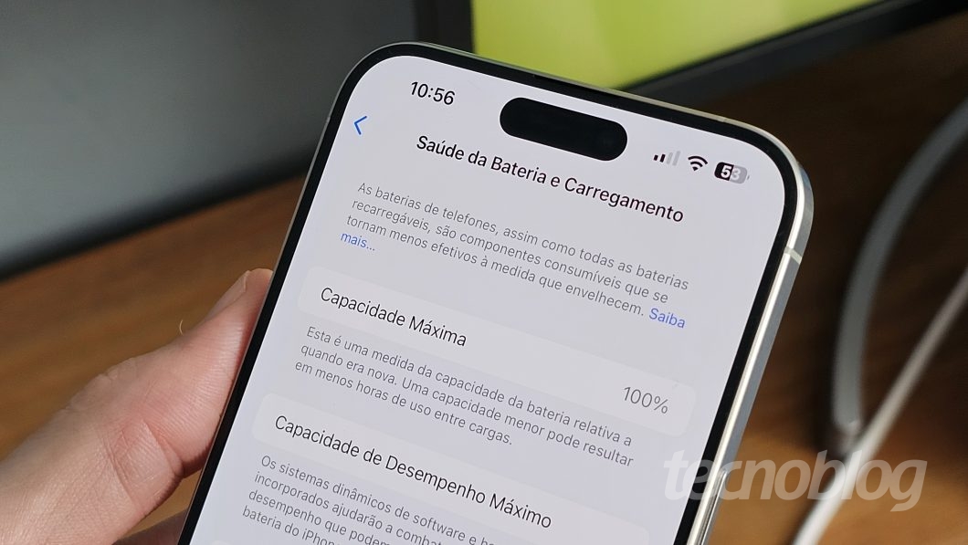 iPhone visto de perto na tela de Sa&uacute;de de Bateria e Carregamento