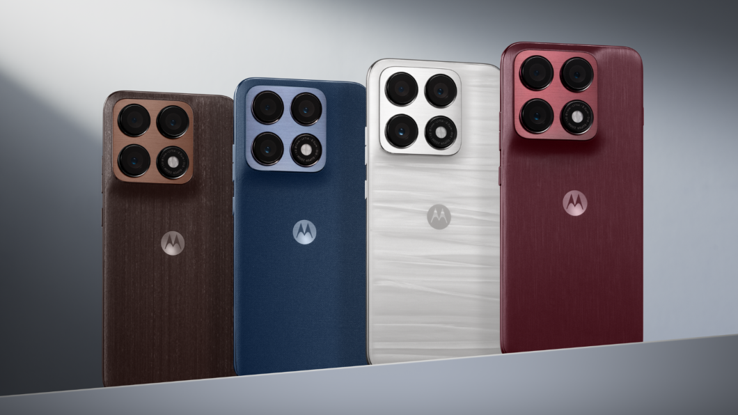 Quatro modelos Edge 70 Pro (marrom, azul, branco e vermelho) lado a lado