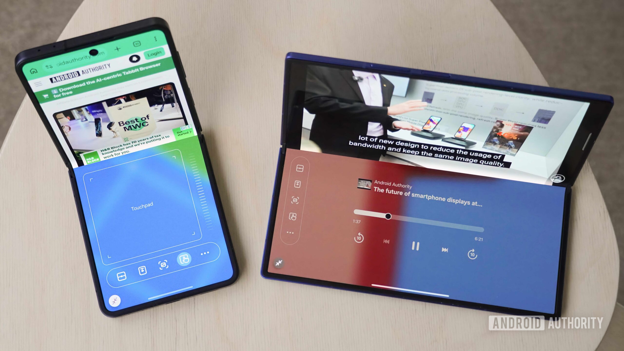 Uma UI Modo Flex 1 Modo Flex em um Galaxy Z Fold 7 e Flip 7.