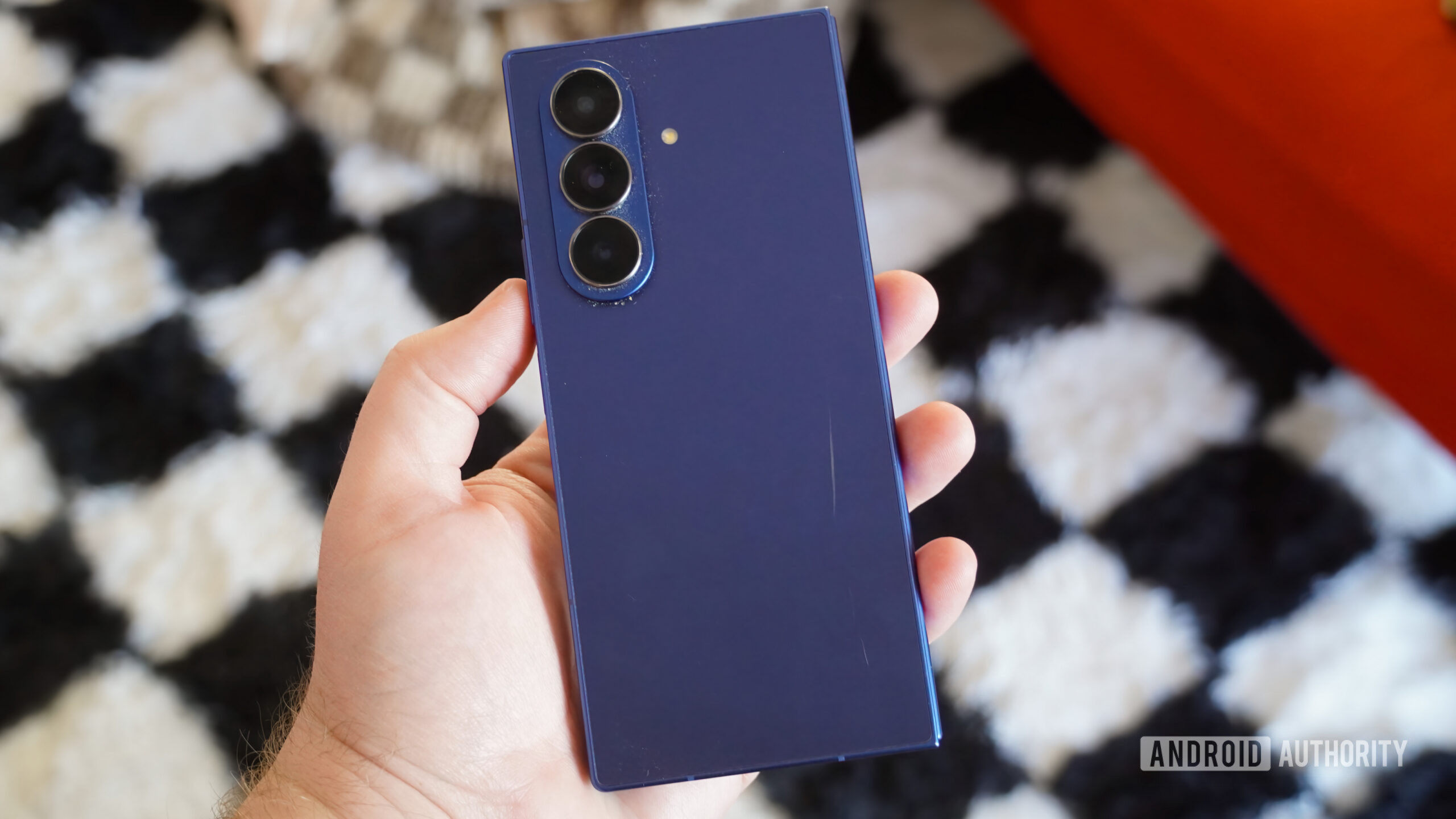 Um arranh&atilde;o em um Galaxy Z Fold 7 azul.