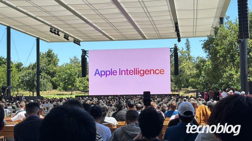 Plateia observa tel&atilde;o onde se l&ecirc; "Apple Intelligence"