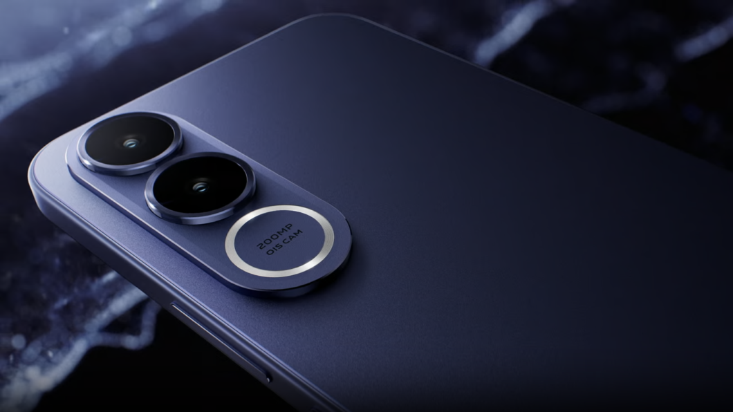 Foto em close da parte traseira de um smartphone azul-escuro com acabamento fosco. O destaque &eacute; o m&oacute;dulo de c&acirc;meras triplas, dispostas verticalmente em uma base oval saliente. As duas lentes superiores s&atilde;o pretas e profundas. A terceira lente, na base, &eacute; cercada por um anel prateado brilhante, contendo a inscri&ccedil;&atilde;o "200MP OIS CAM"