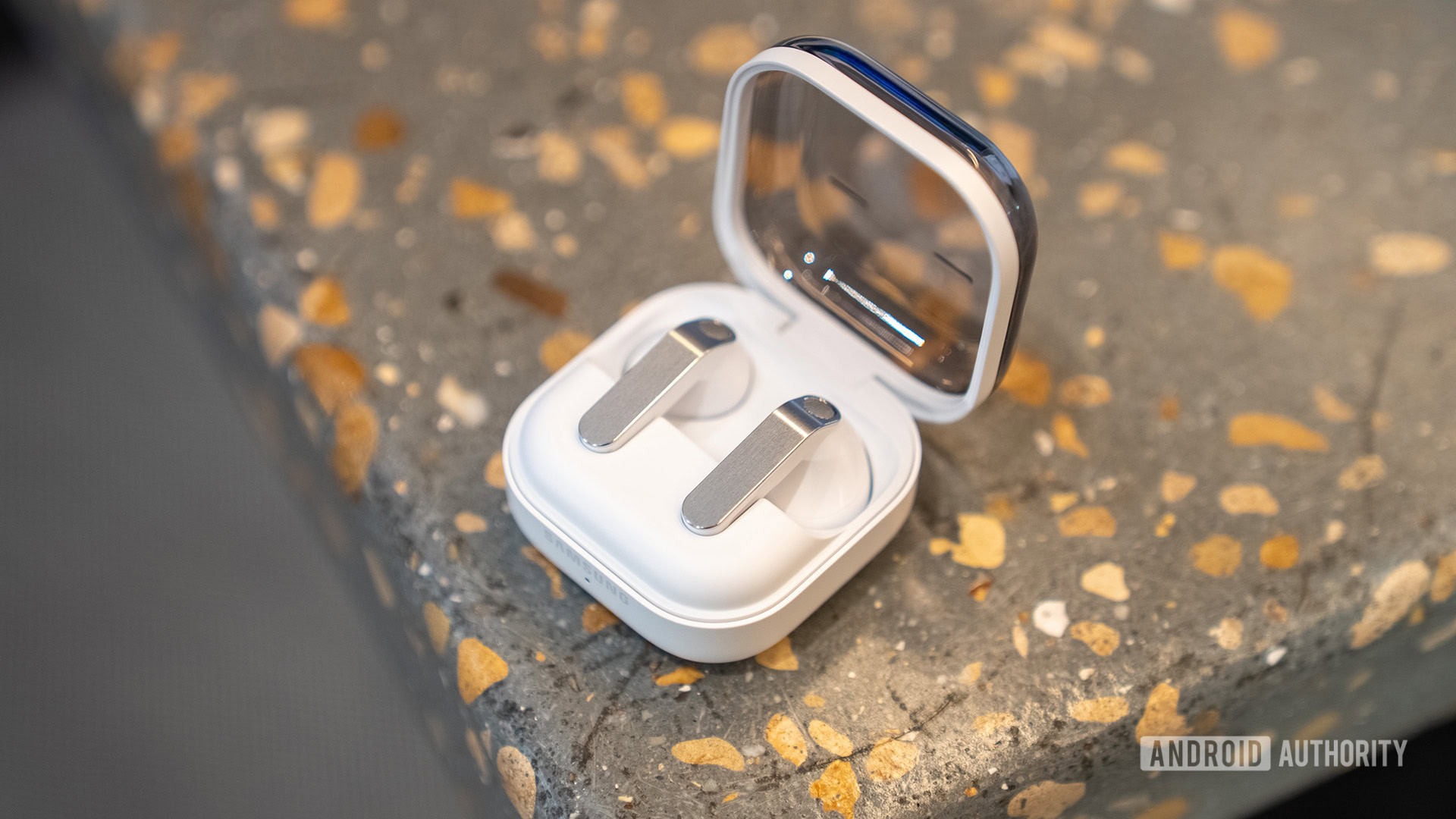 Galaxy Buds 4 Pro. Branco no canto de uma mesa Galaxy Buds 4 Pro. Branco no canto de uma mesa