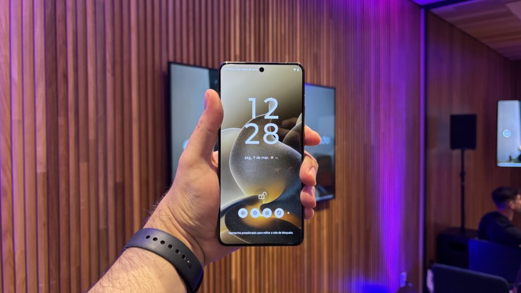 M&atilde;o segurando celular Motorola Signature mostrando a tela