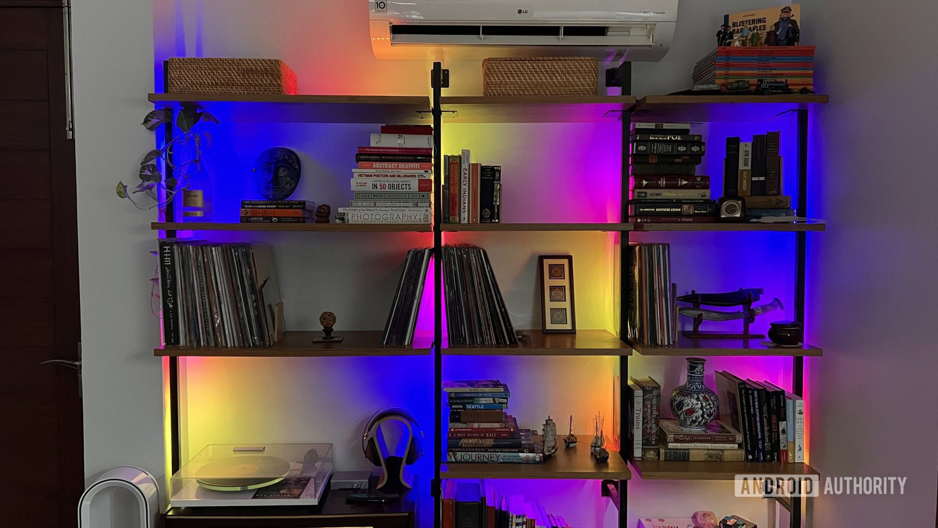 Estante de livros com todas as luzes RGB acesas