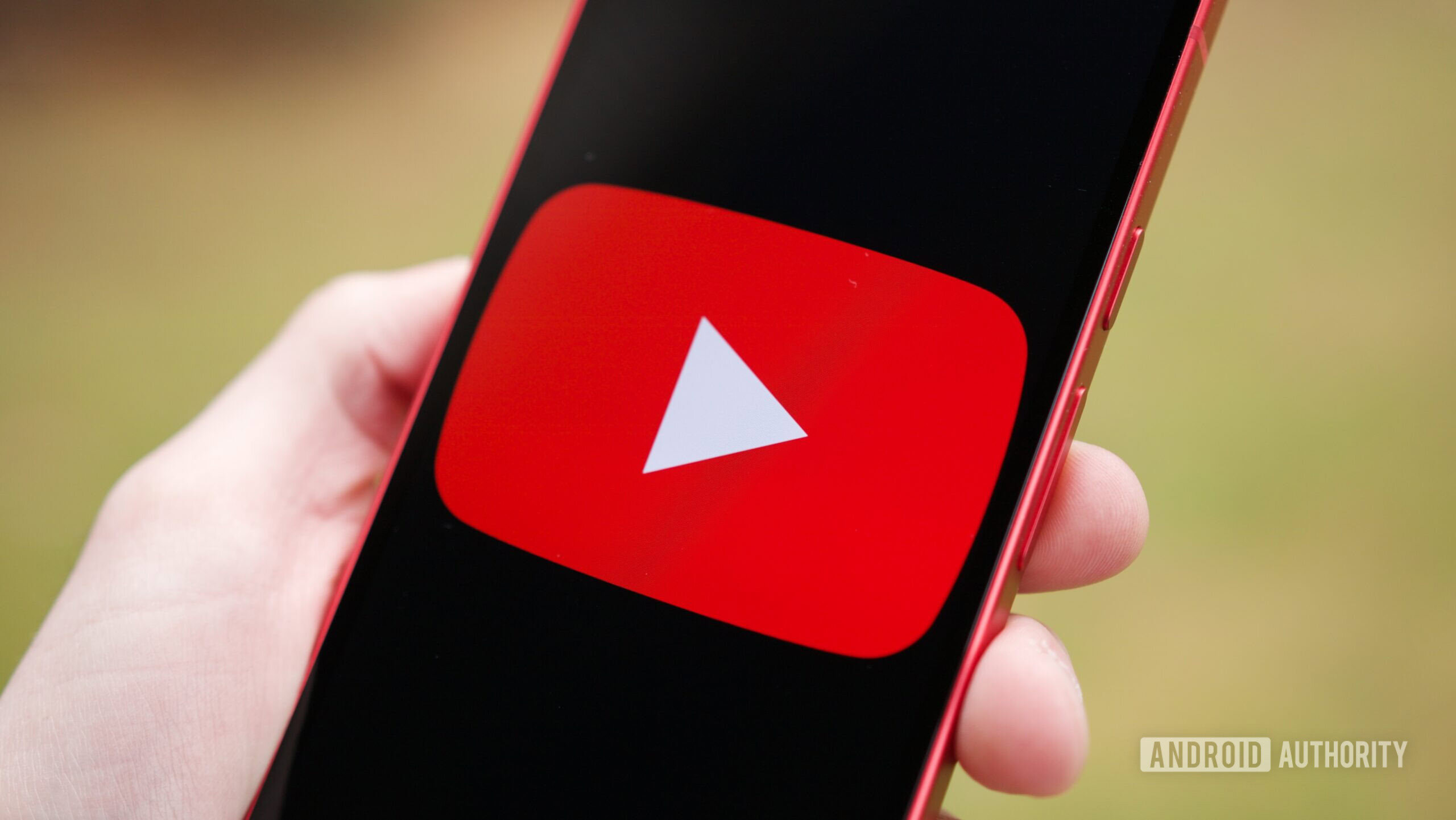 O logotipo do YouTube exibido em um Pixel 10a.