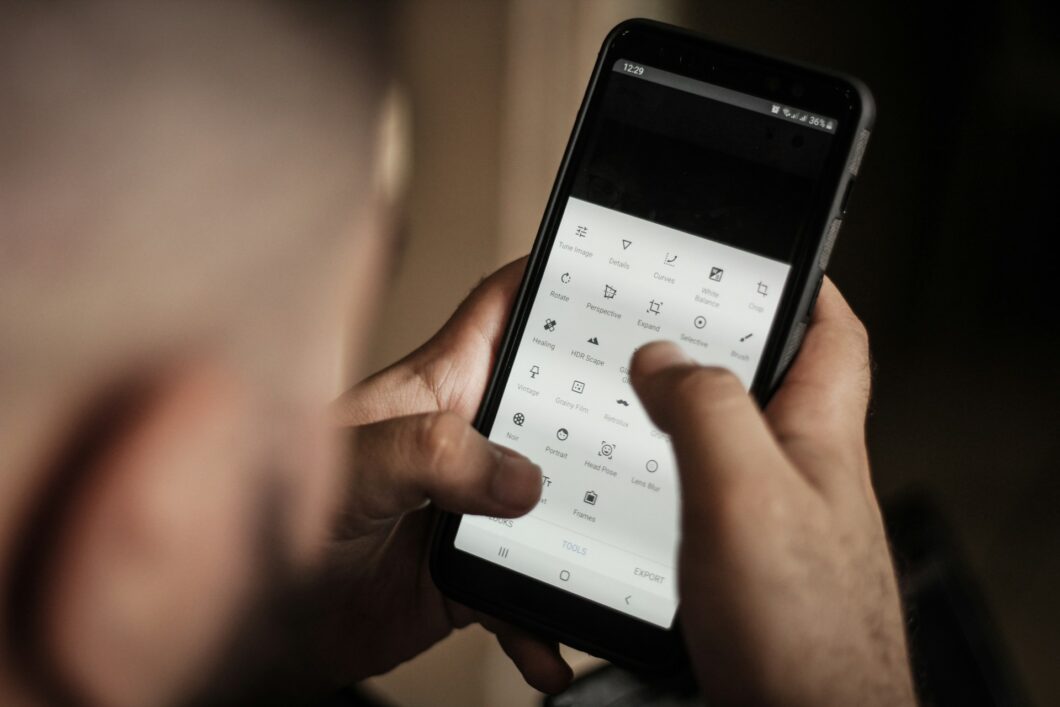 imagem de uma pessoa mexendo em um smartphone