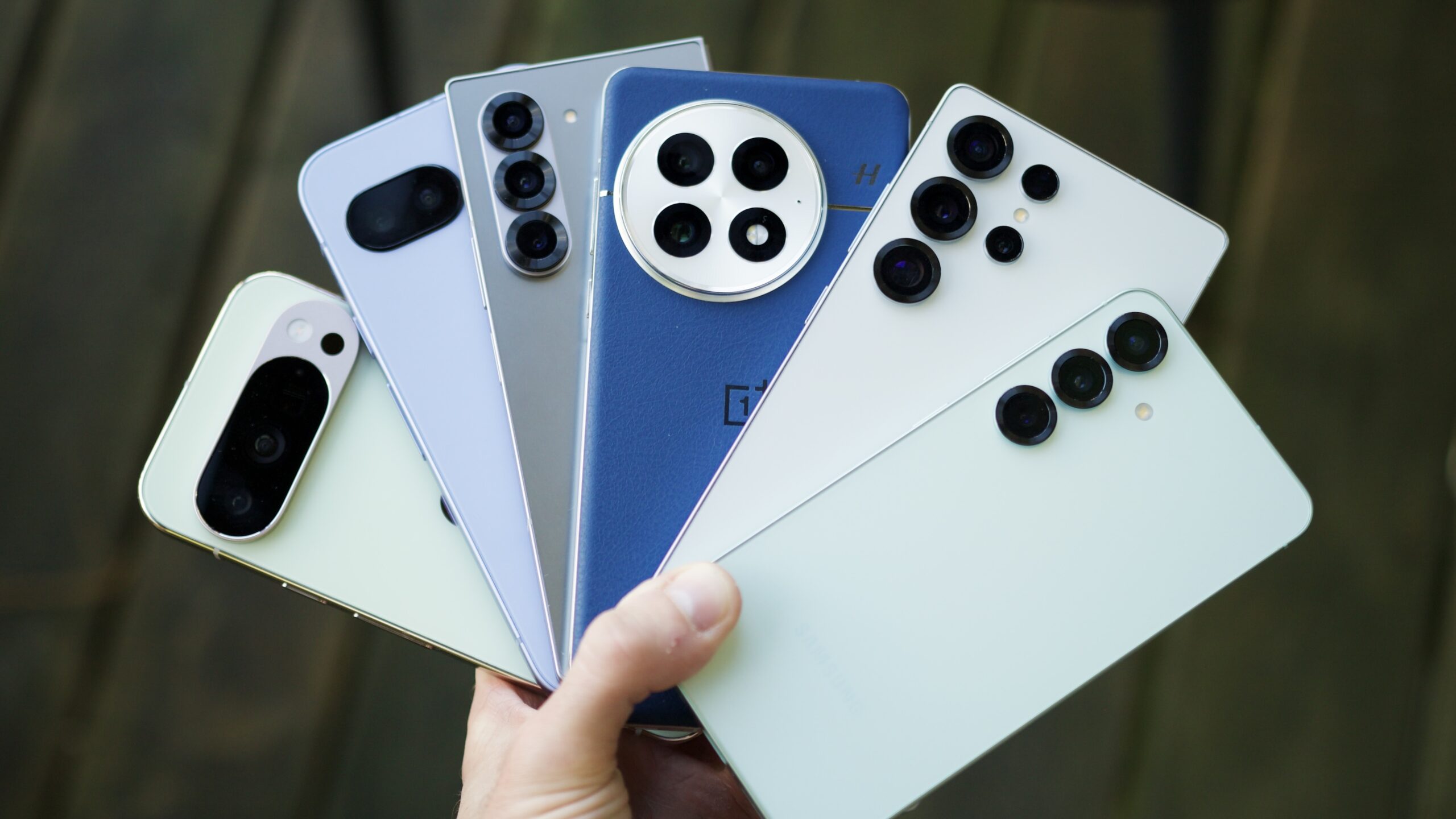 Algu&eacute;m que possui muitos telefones Android, incluindo Google, Samsung e OnePlus.