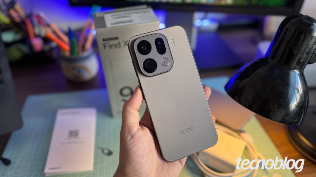 M&atilde;o segurando o Oppo Find X9 Pro na cor tit&acirc;nio-grafite
