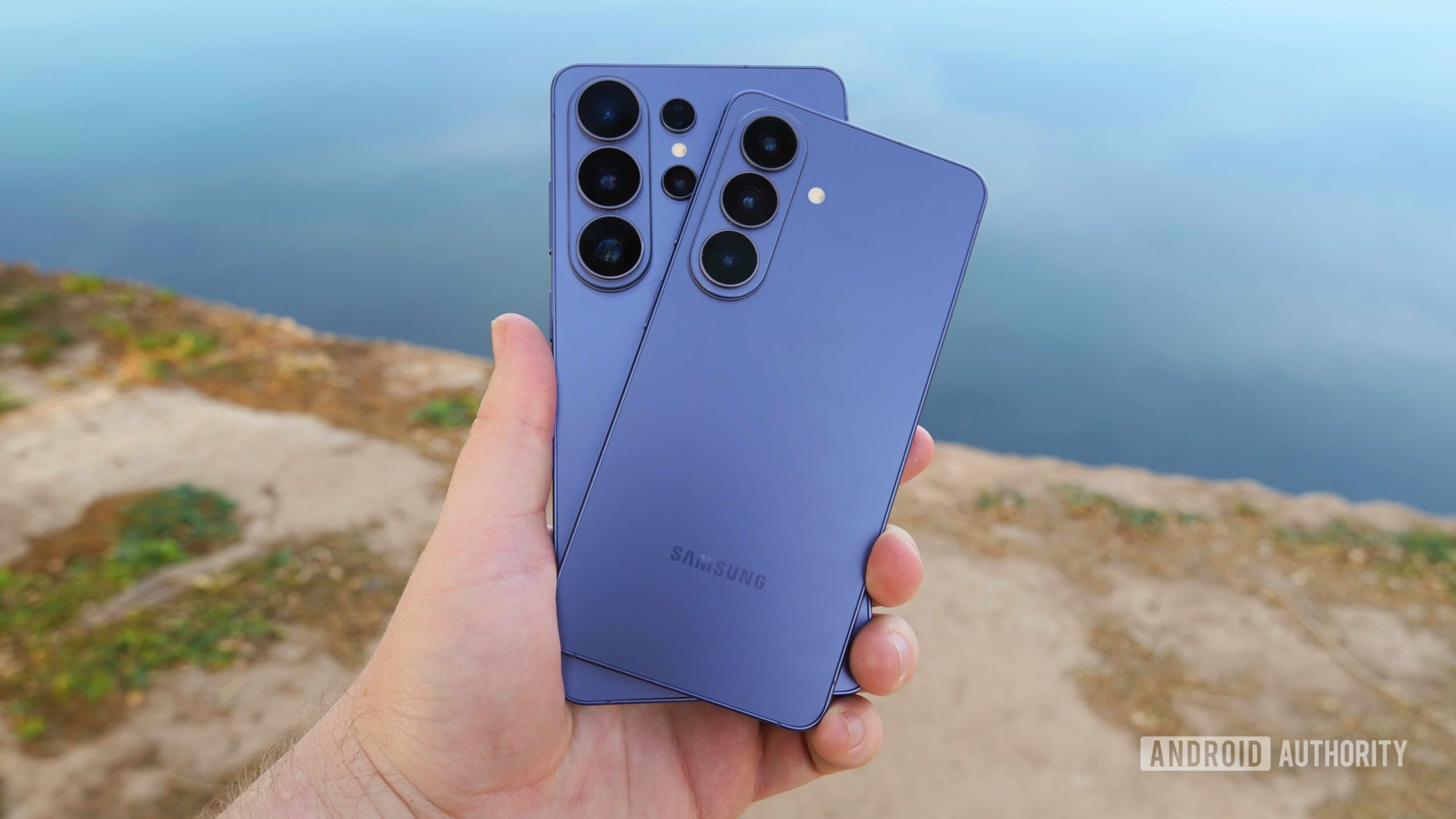 Segurando o Galaxy S26 e o ​​Galaxy S26 Ultra na m&atilde;o.