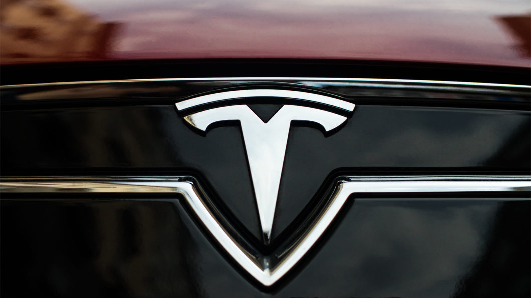 Logo da montadora de carros aut&ocirc;nomos Tesla (Imagem: Ivan Radic/Flickr)