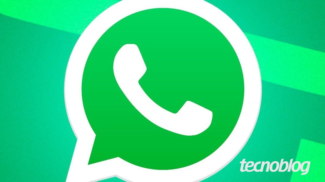 Imagem mostra o logo do WhatsApp ao centro, sobre um fundo verde com faixas diagonais em verde mais claro. O logo consiste em um bal&atilde;o de di&aacute;logo branco com um contorno verde mais escuro, contendo um &iacute;cone de telefone branco dentro. Na parte inferior direita, o logotipo do "Tecnoblog" &eacute; vis&iacute;vel, em fonte de cor branca.