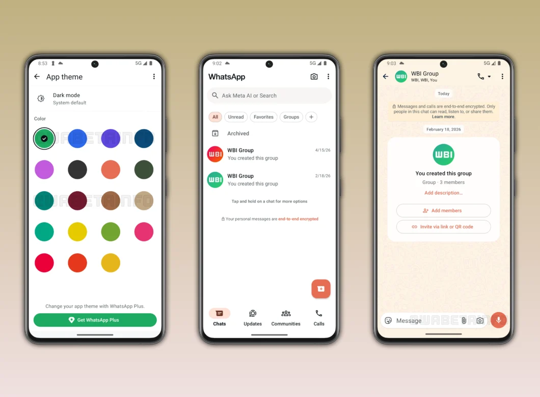 Tr&ecirc;s smartphones exibem a interface do WhatsApp Plus. No primeiro, o menu "App theme" mostra uma grade com vinte c&iacute;rculos coloridos para personaliza&ccedil;&atilde;o, com o verde selecionado. Abaixo, o bot&atilde;o "Get WhatsApp Plus". O segundo aparelho mostra a lista de conversas com elementos em tom coral, como o bot&atilde;o de nova mensagem e notifica&ccedil;&otilde;es. O terceiro exibe um chat com fundo bege claro e detalhes em coral. No topo das telas, l&ecirc;-se o texto "WABETAINFO" em marca-d'&aacute;gua transparente.
