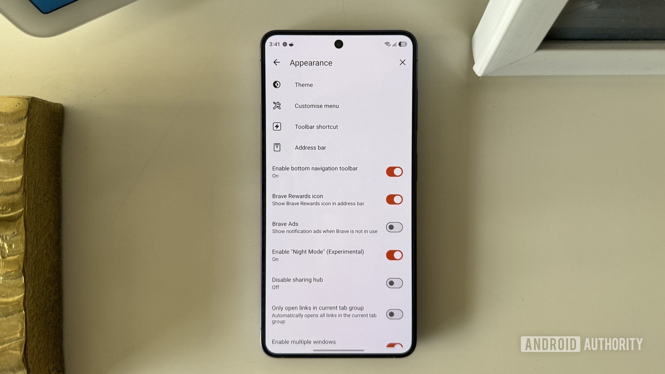 Navegador corajoso mostrando configurações de aparência no telefone Android