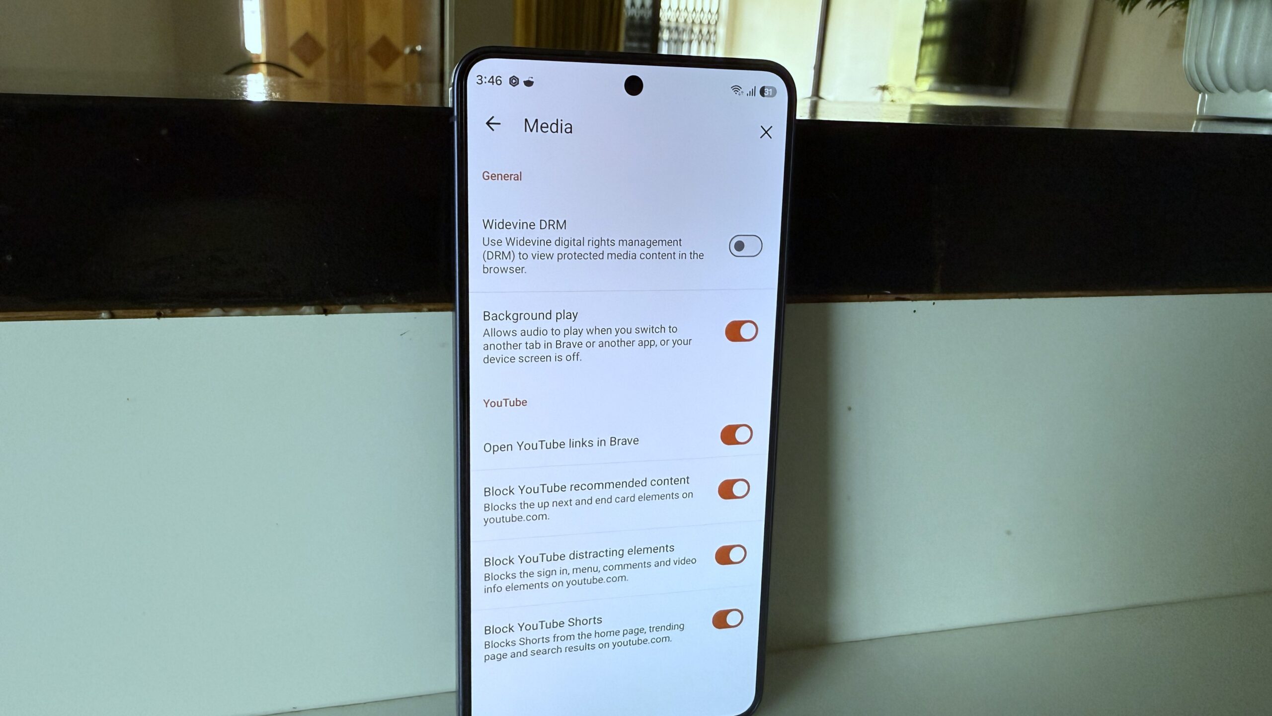 Navegador corajoso mostrando configurações de mídia no telefone Android
