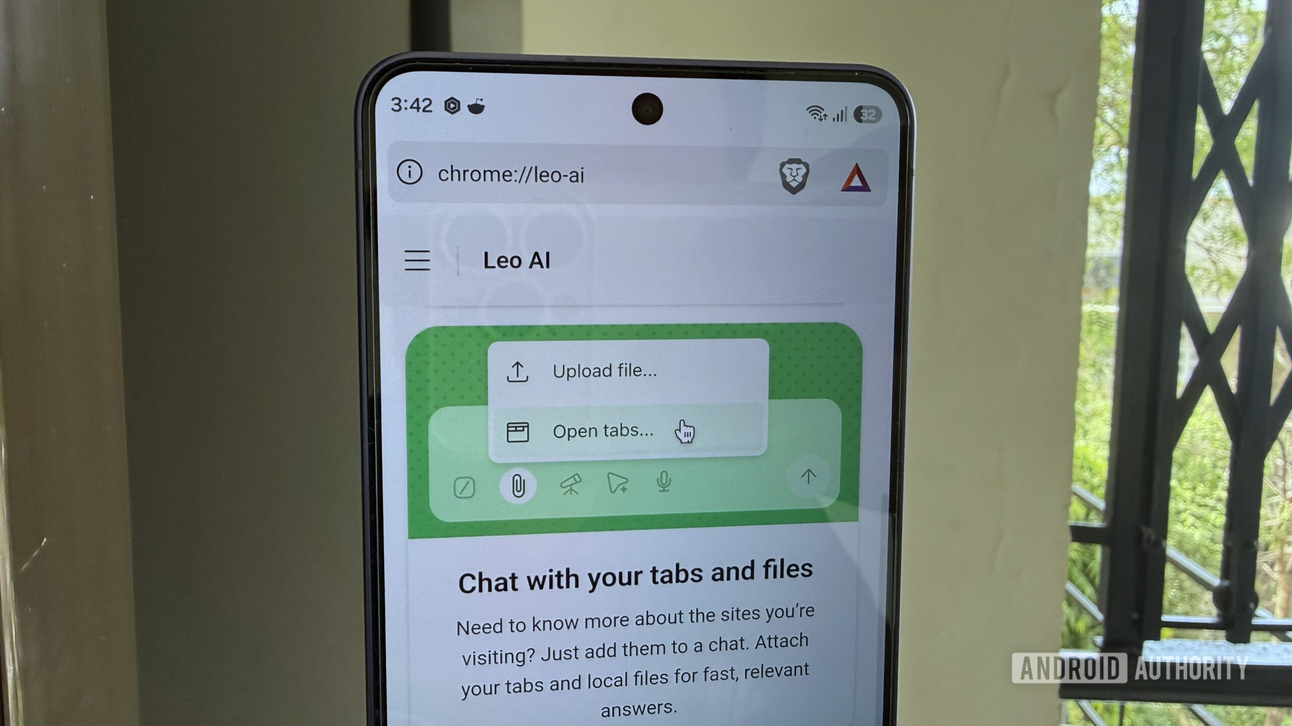 Navegador corajoso mostrando Leo AI no Android