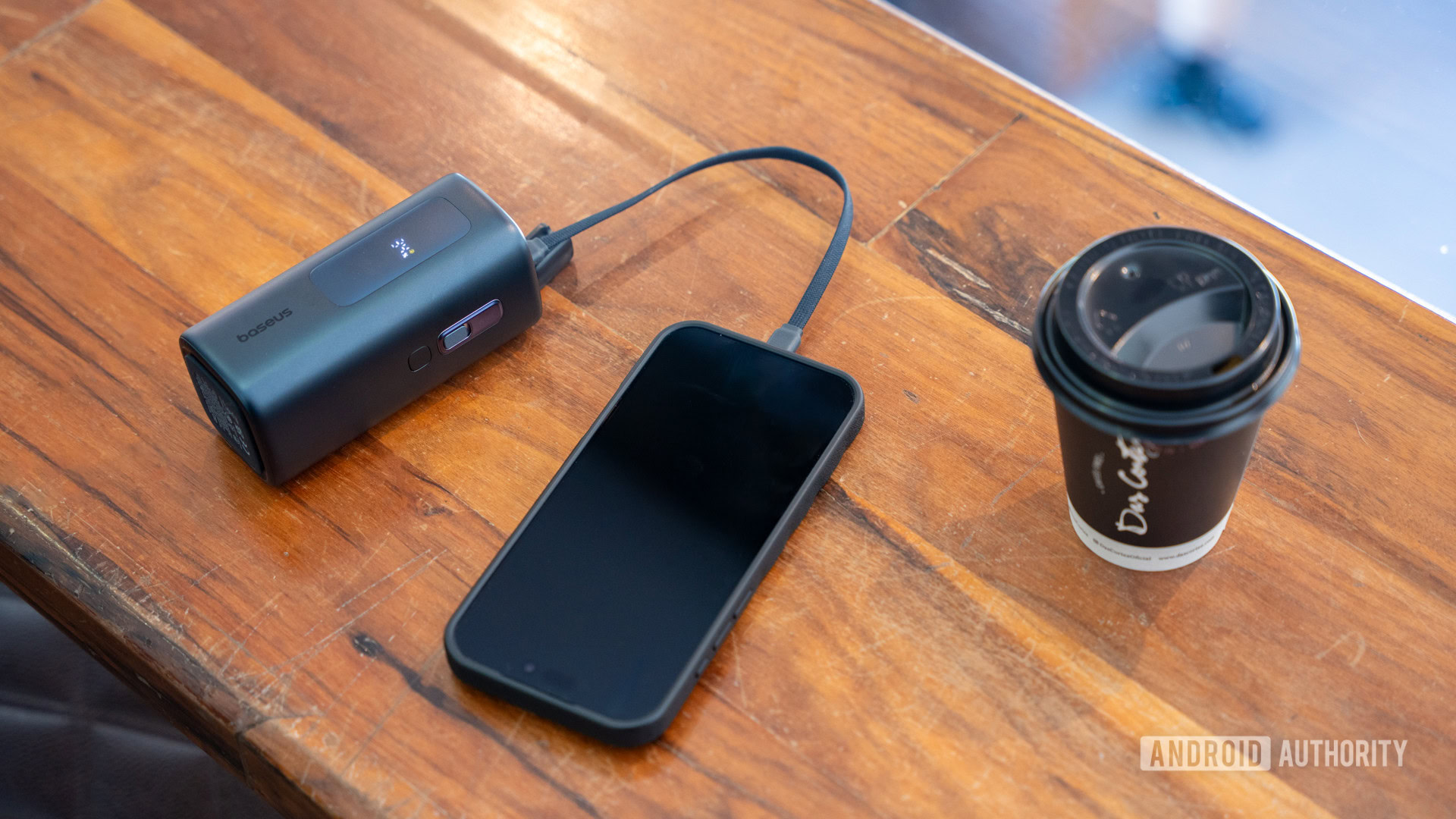 Banco Baseus MiFi Powereer na cafeteria 9