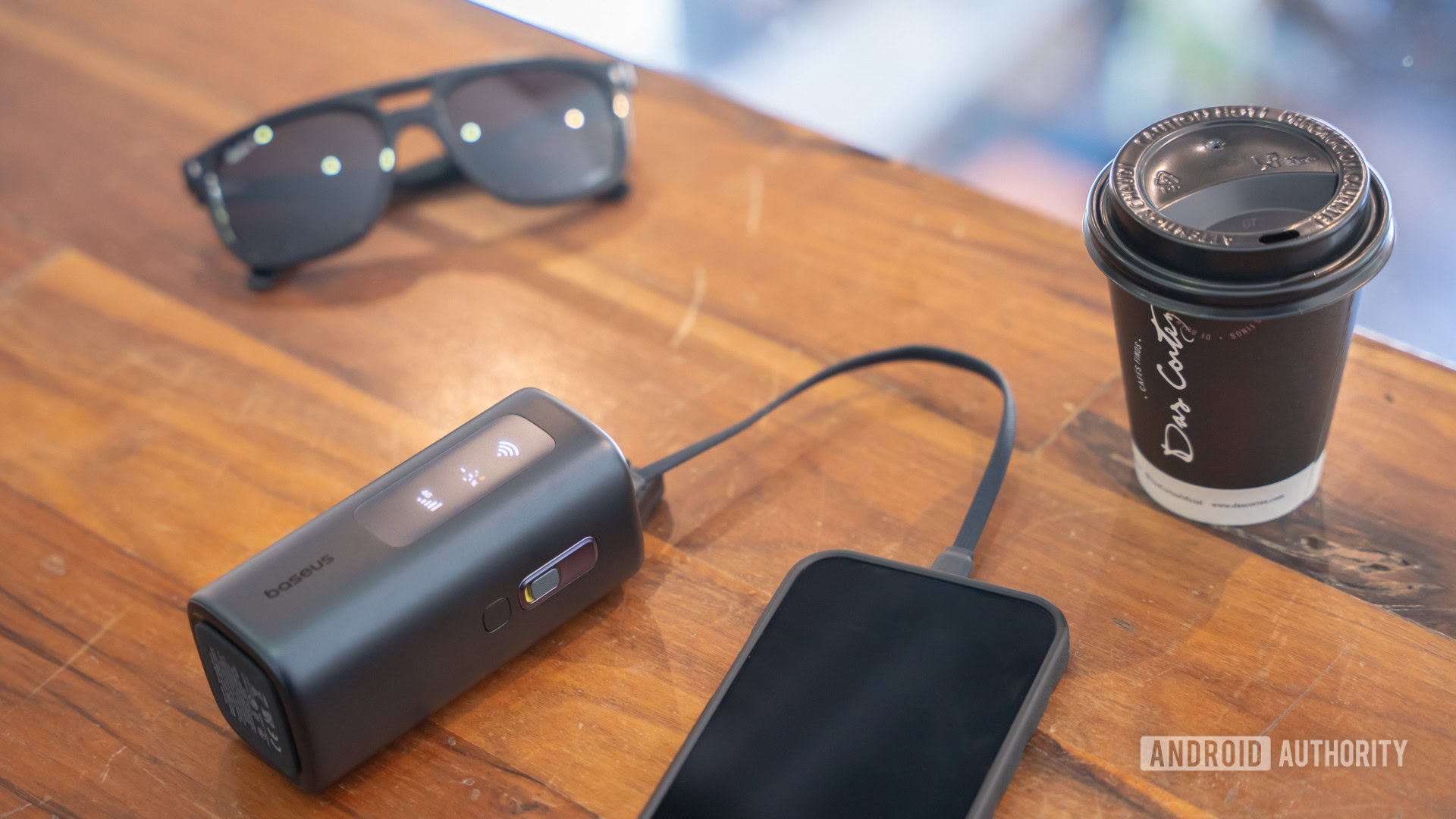 Banco Baseus MiFi Powereer na cafeteria 12