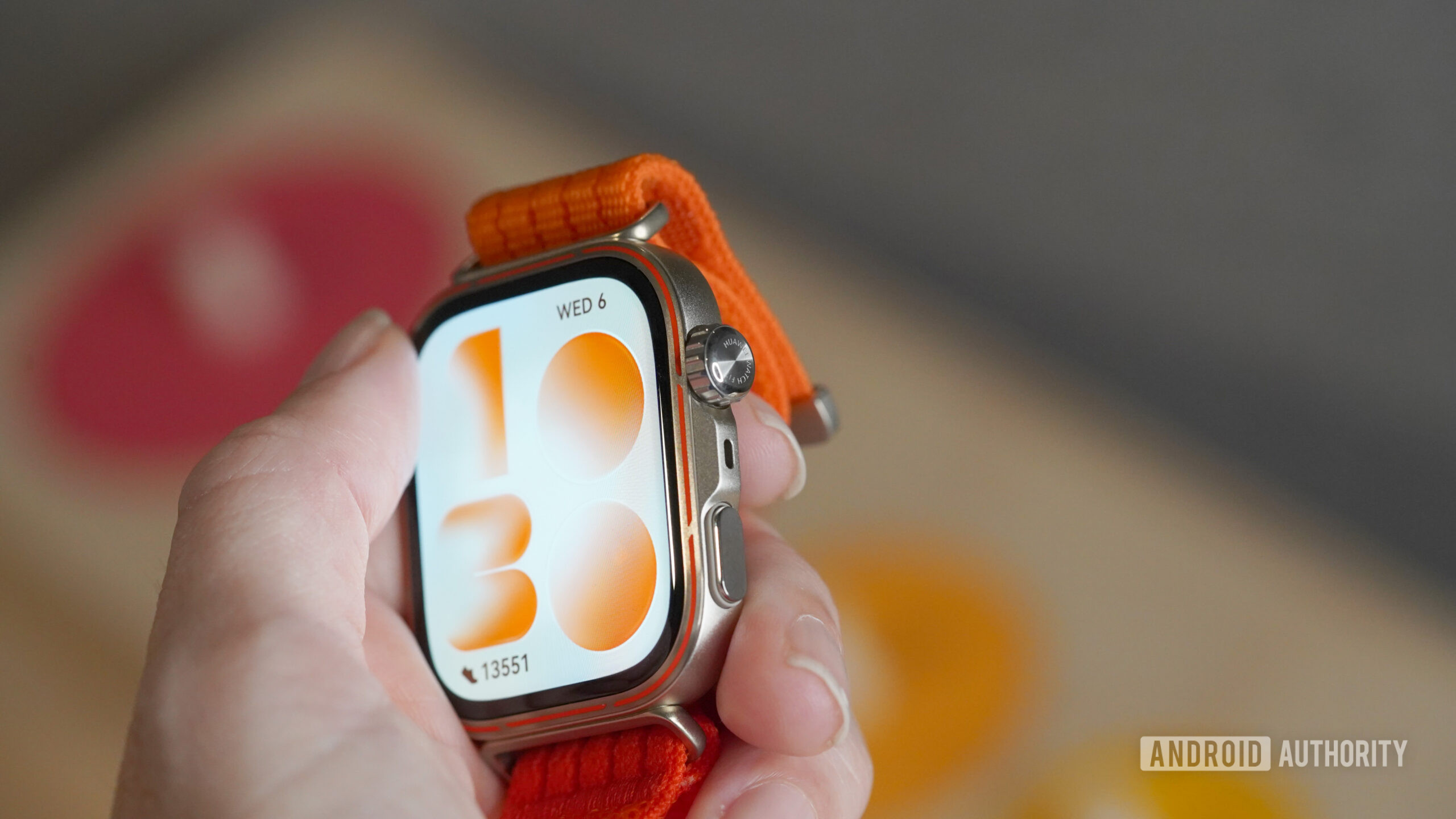 O HUAWEI Watch Fit 5 Pro vem em três cores, incluindo um modelo com detalhes laranja