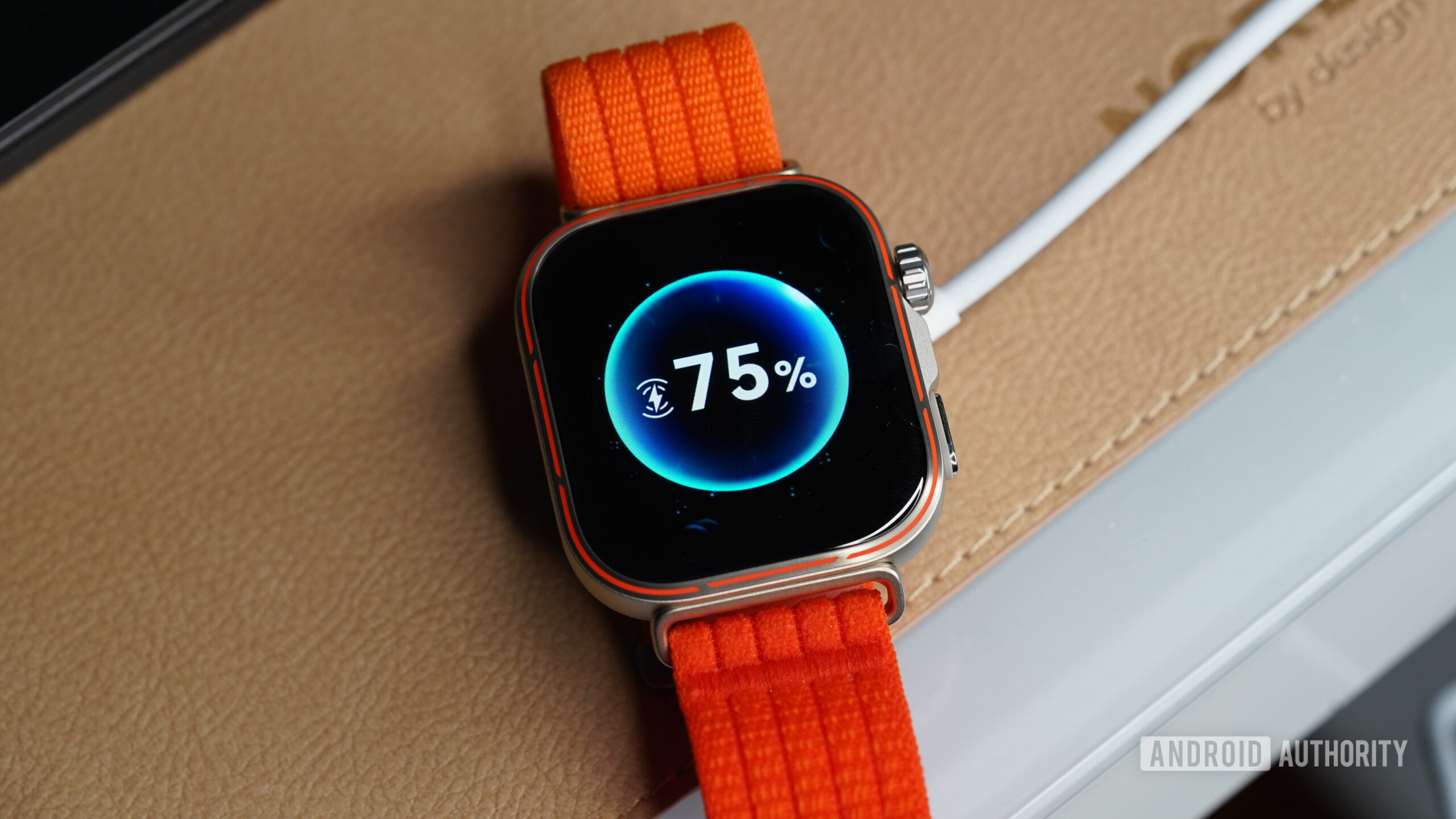 O HUAWEI Watch Fit 5 Pro repousa sobre o carregador.