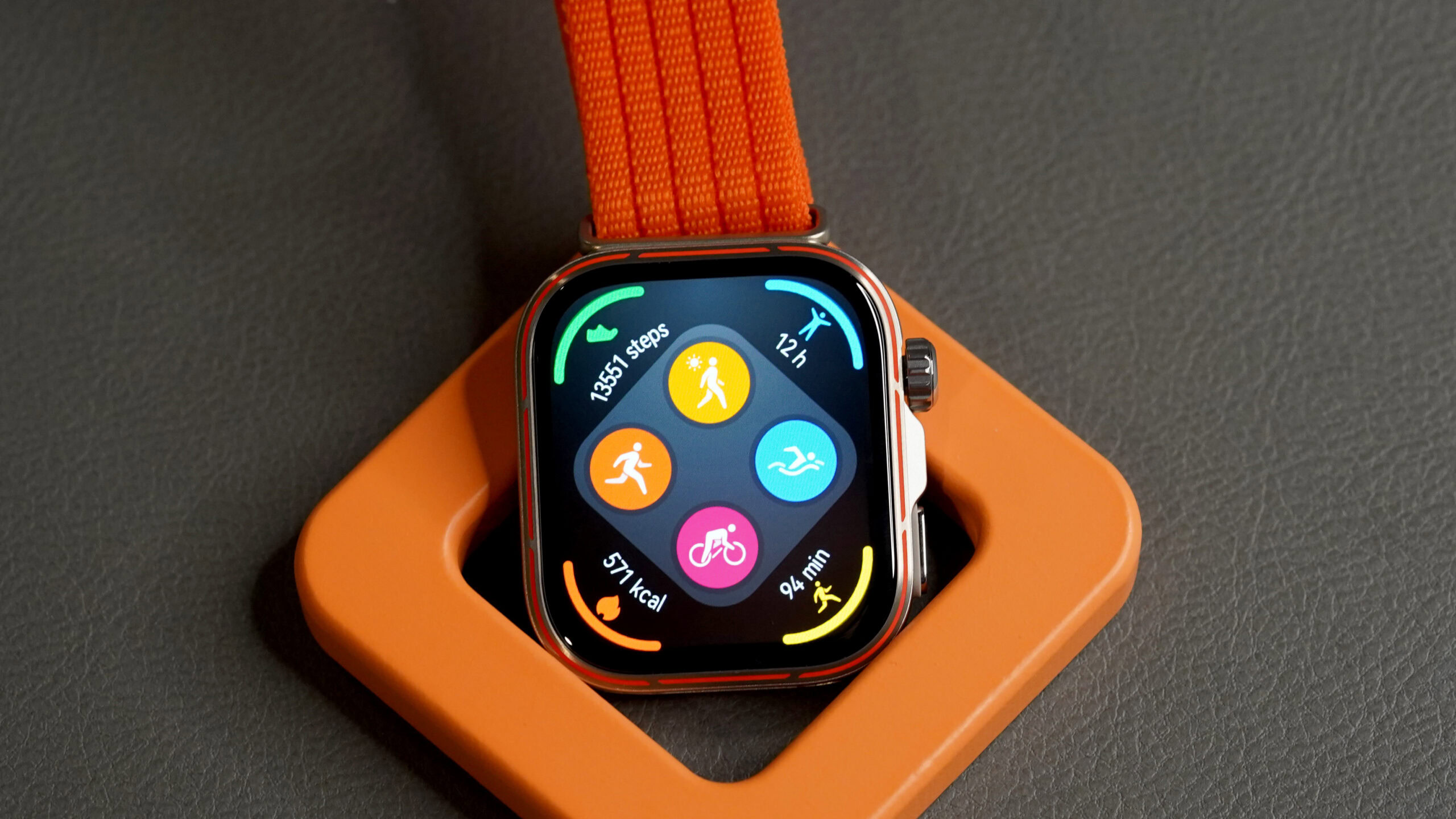 Um HUAWEI Watch Fit 5 Pro exibe a tela de treino.