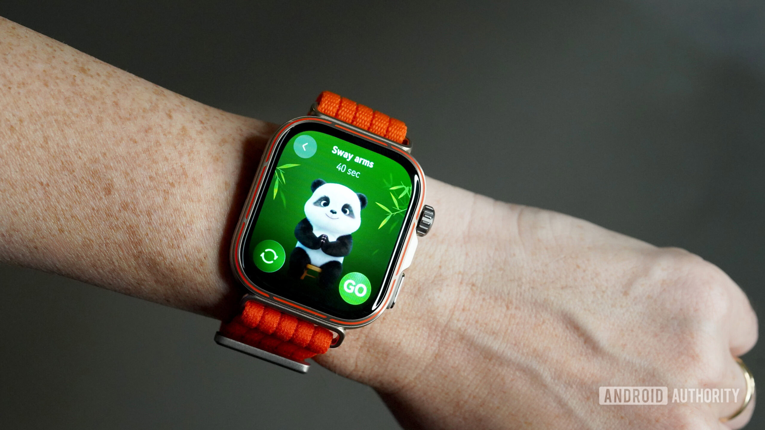 HUAWEI Watch Fit 5 Pro Mini Workouts apresenta uma adorável animação de panda.