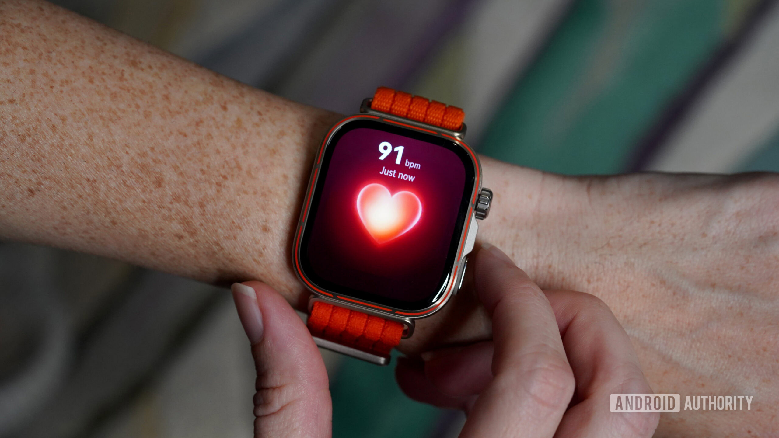 Um usuário mede sua frequência cardíaca em um HUAWEI Watch Fit 5 Pro.