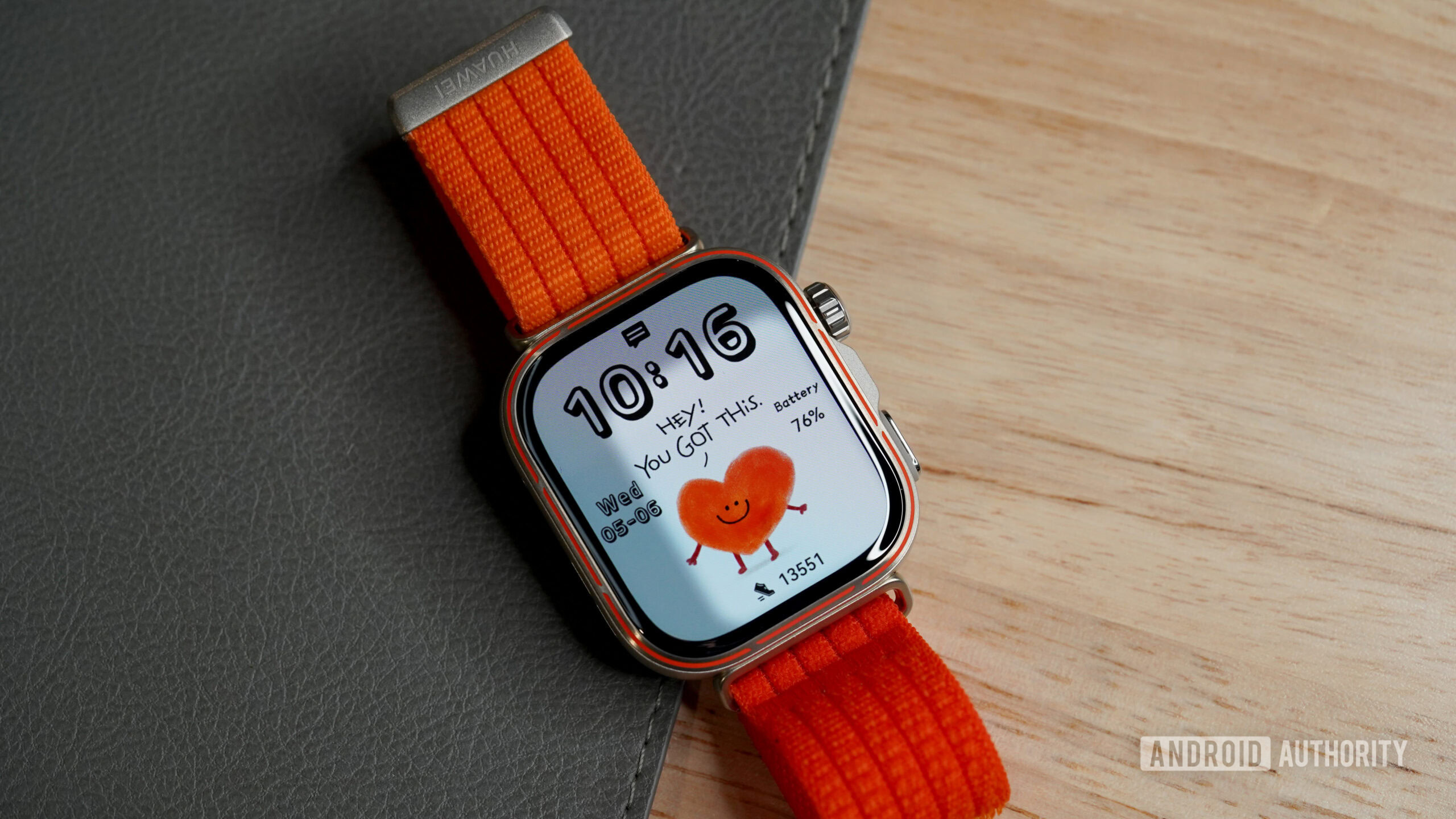 Um HUAWEI Watch Fit 5 Pro exibe um mostrador de coração atrevido.