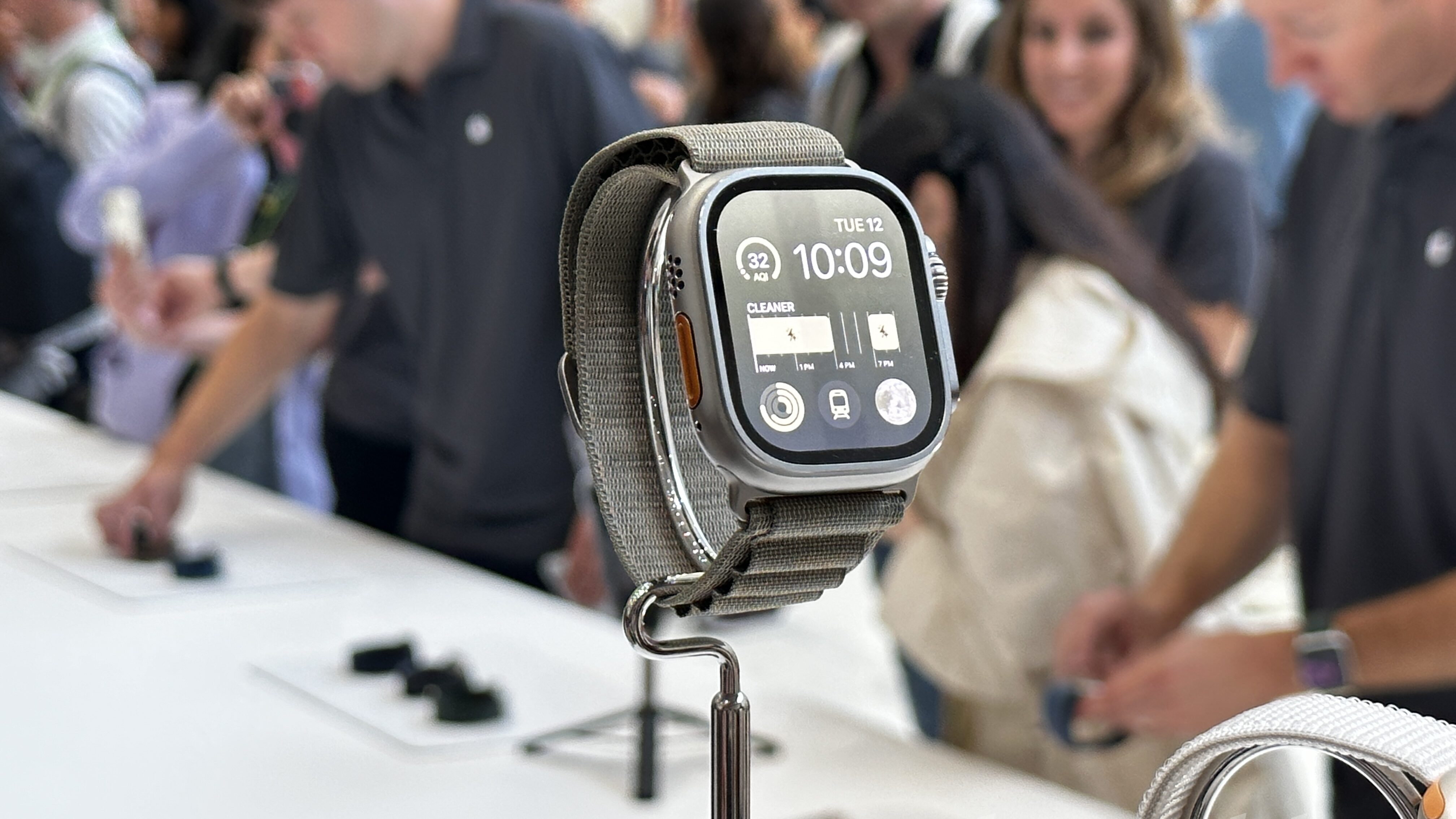 Apple Watch Ultra 2 sendo exibido no Apple Park 