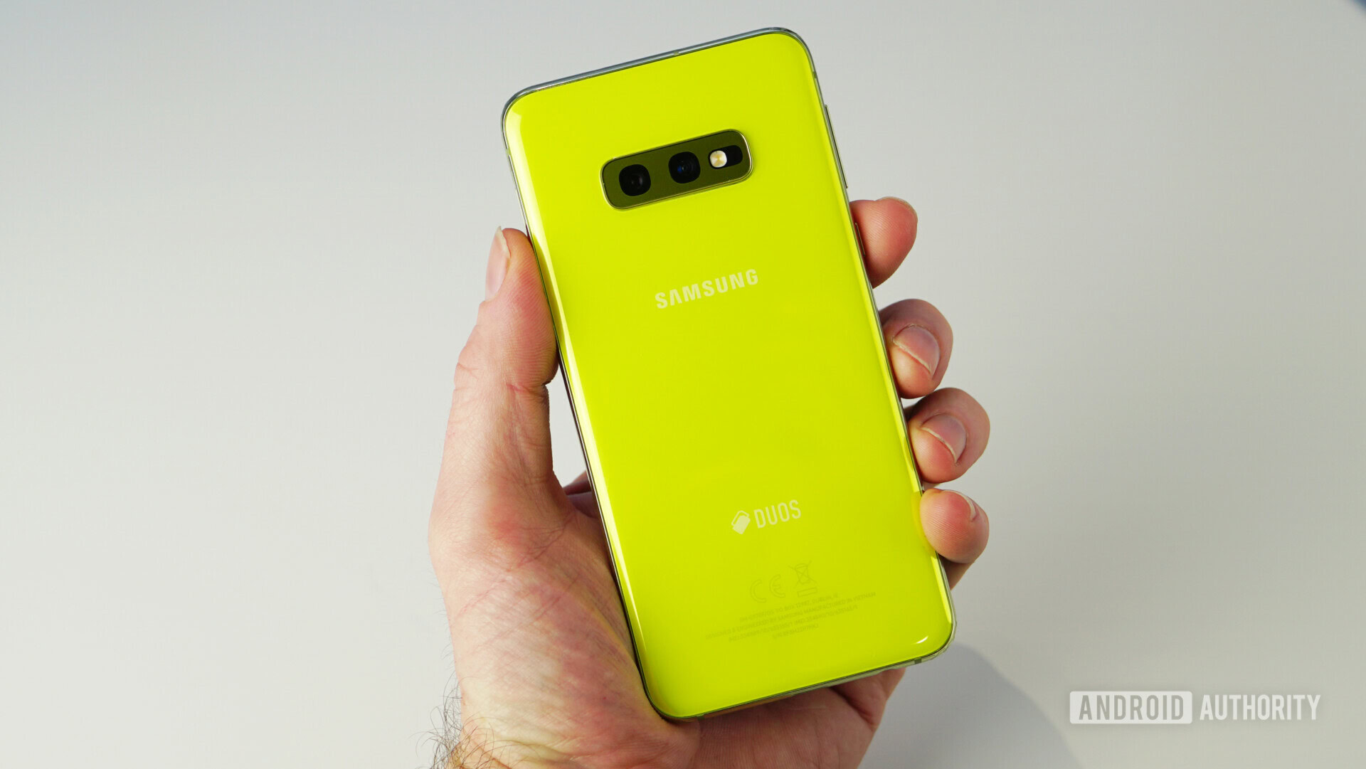 Samsung Galaxy S10e na mão de volta