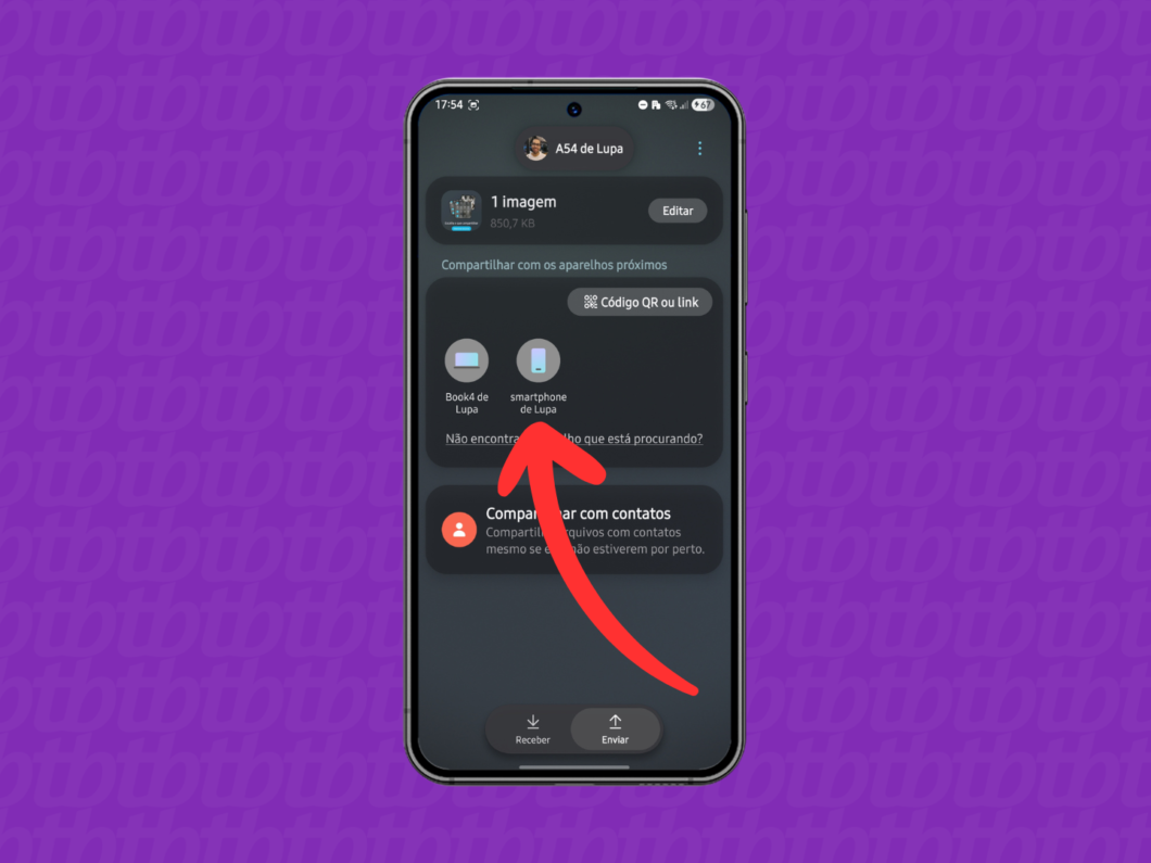 Selecionando o smartphone Android para enviar o arquivo selecionado via Quick Share