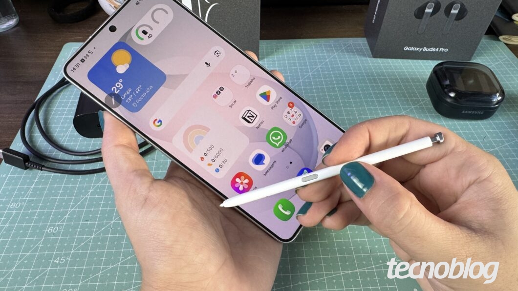 Foto mostra Galaxy S26 Ultra e S Pen na cor branca