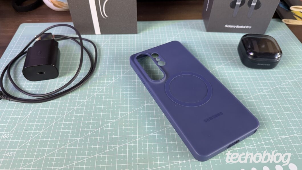 Foto mostra mão segurando Galaxy S26 Ultra; a tela exibe interface One UI 8.5 com hub de IA, o Galaxy AI