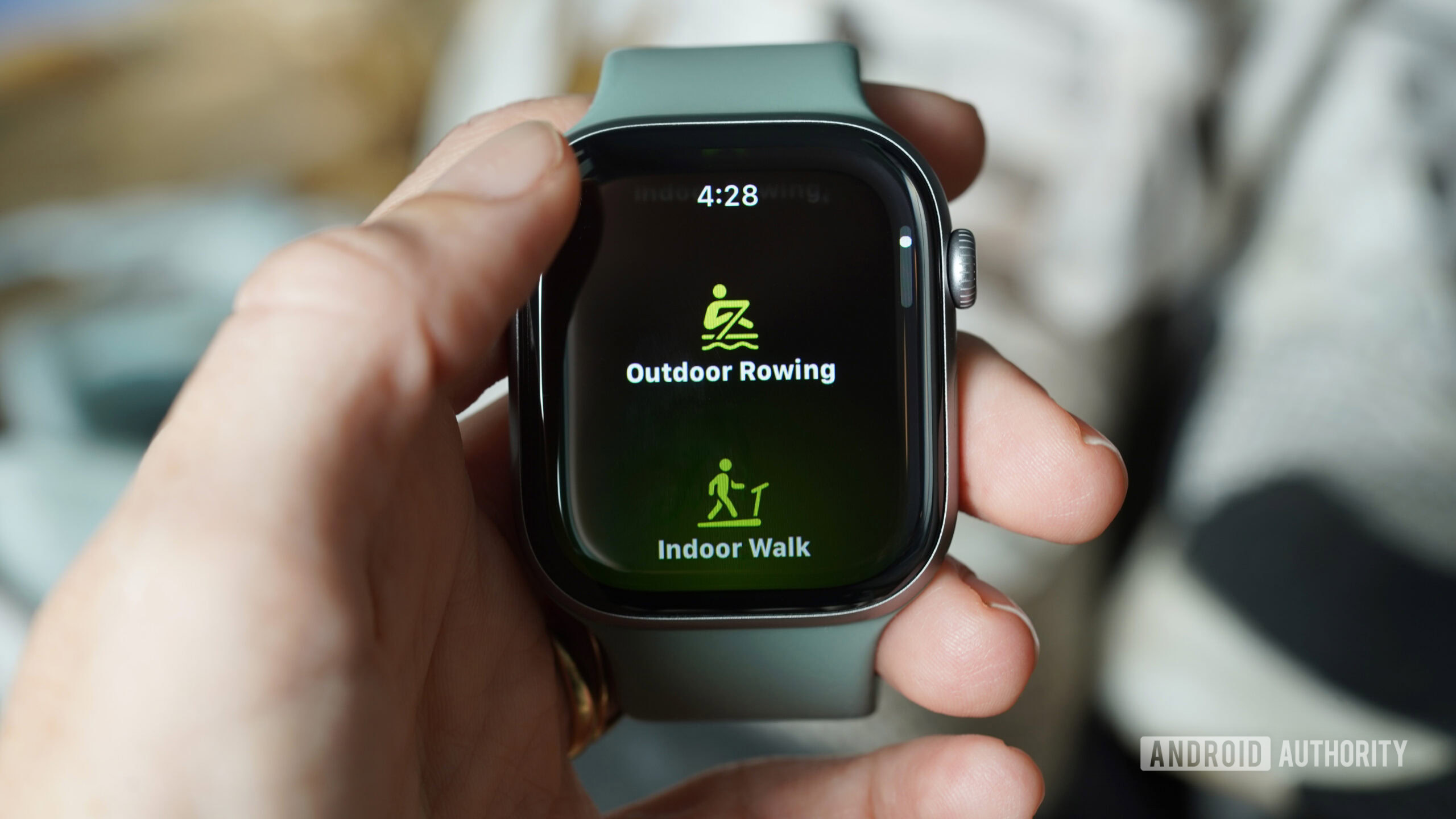 Um Apple Watch Series 11 explora a nova experiência do aplicativo Workout.