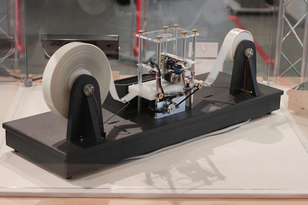 Imagem de uma modelo da Máquina de Turing