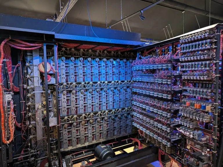 imagem da máquina Bombe criada por Alan Turing