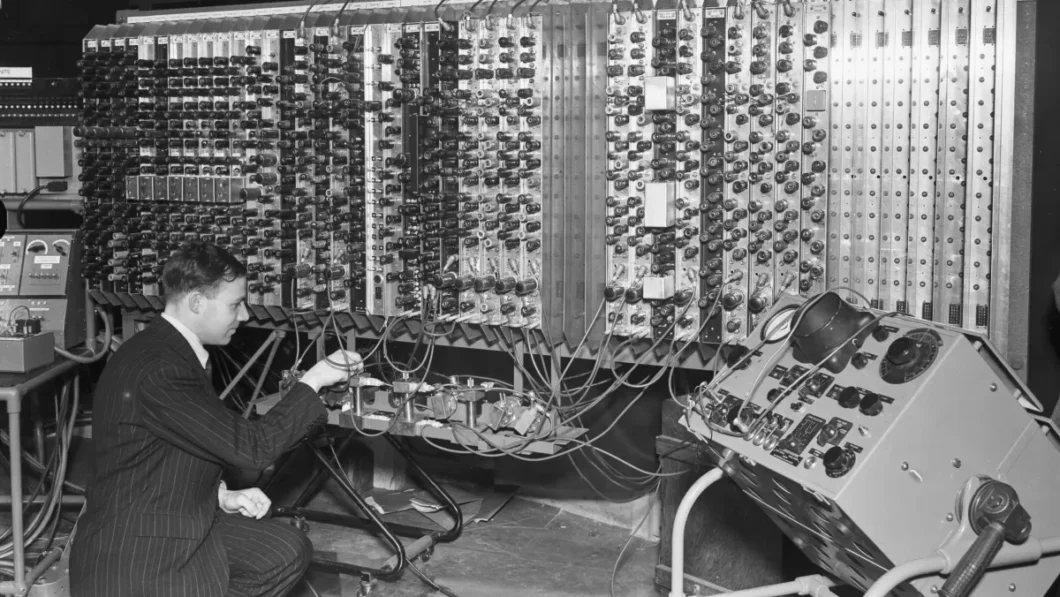 Imagem do computador ACE, projetado por Alan Turing