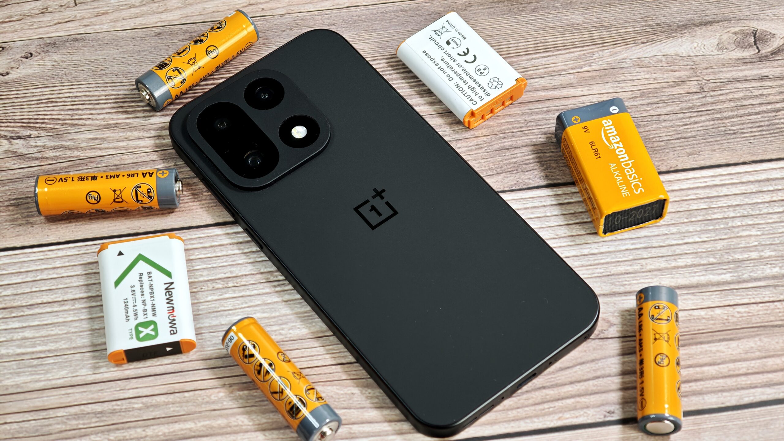 OnePlus 15 rodeado de baterias