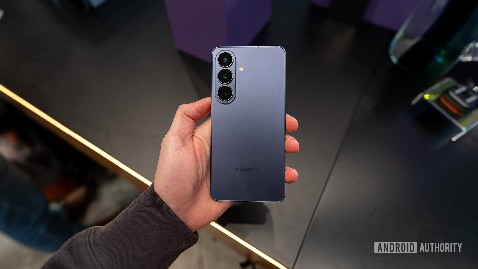 Samsung Galaxy S26 Roxo na mão