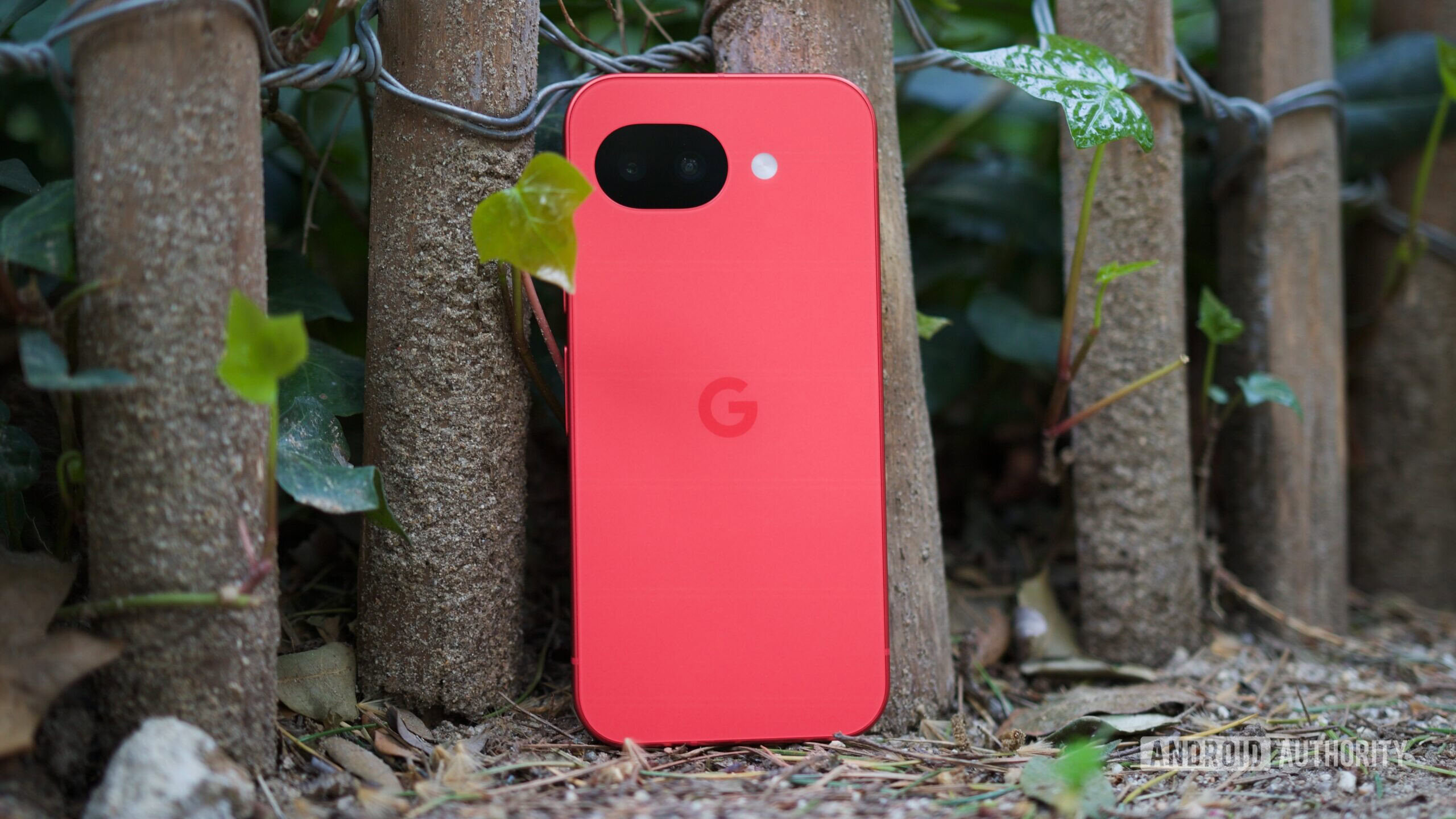 O Google Pixel 10a na cor Berry.