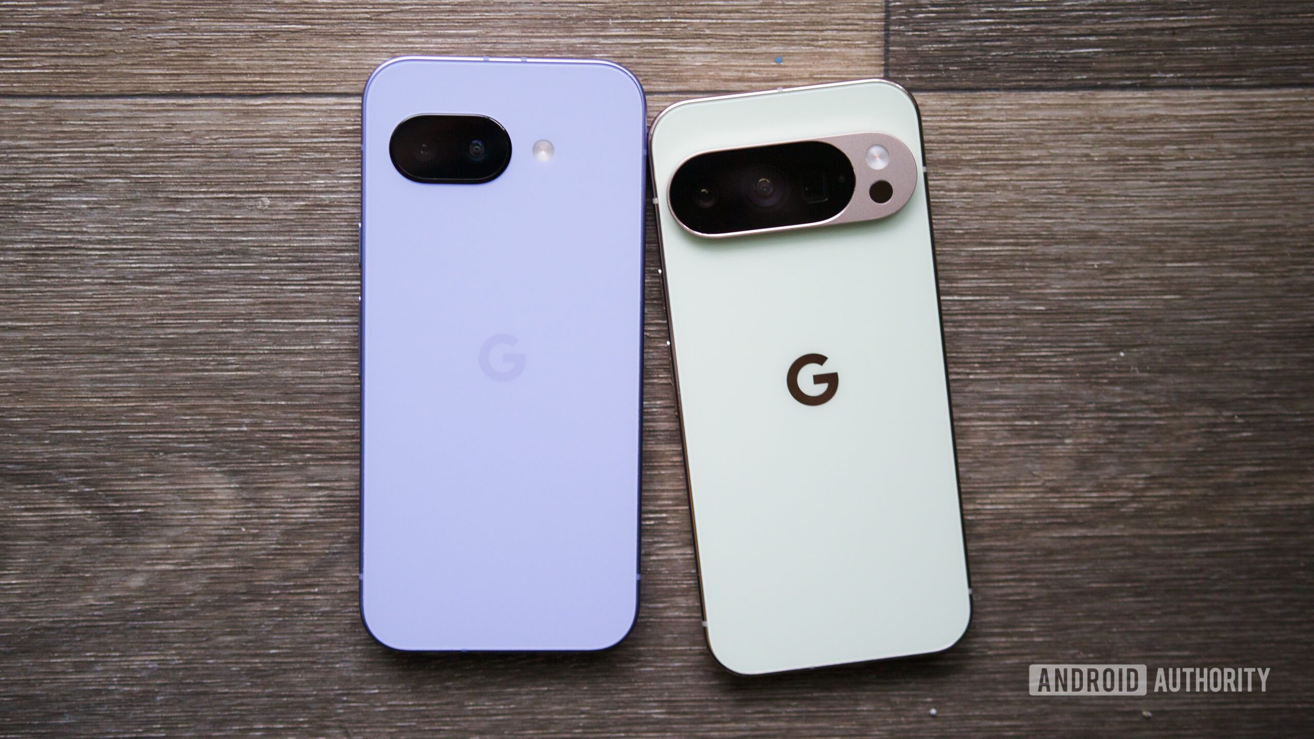 O Pixel 9a e o Pixel 10 Pro próximos um do outro.