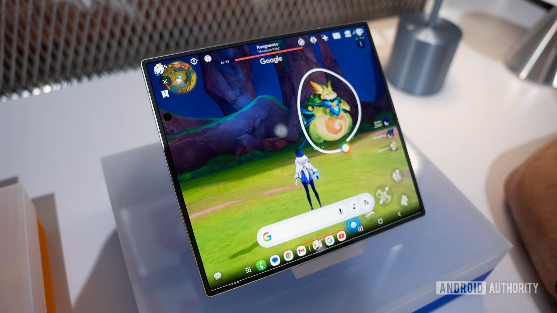 Samsung Galaxy Z Fold 7 usando Circle para pesquisar no videogame Genshin Impact