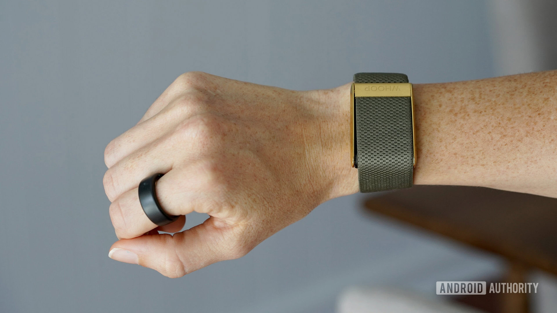 O braço de um usuário modela um Oura Ring 3 e Whoop 4.0.