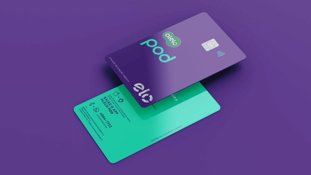 Dois cartões Alelo Pod flutuam sobre um fundo roxo uniforme. O cartão superior, em orientação vertical, exibe um degradê do roxo ao azul-escuro. No topo, há o logotipo da "alelo" em um círculo verde, seguido pela palavra "pod" em letras minúsculas azul-claras. Abaixo, consta "UTILIZAR NA FUNÇÃO CRÉDITO" e o logotipo da "elo". Possui um chip prateado e o ícone de pagamento por aproximação. O cartão inferior é verde-água, contém ícones da Apple e Android, o texto "BAIXE O APP ALELO POD" e o número "4004-7733".