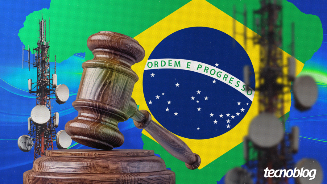 Martelo de leiloeiro e mapa do Brasil contendo a bandeira nacional e duas torres de celular. Fundo azul com ondas em verde