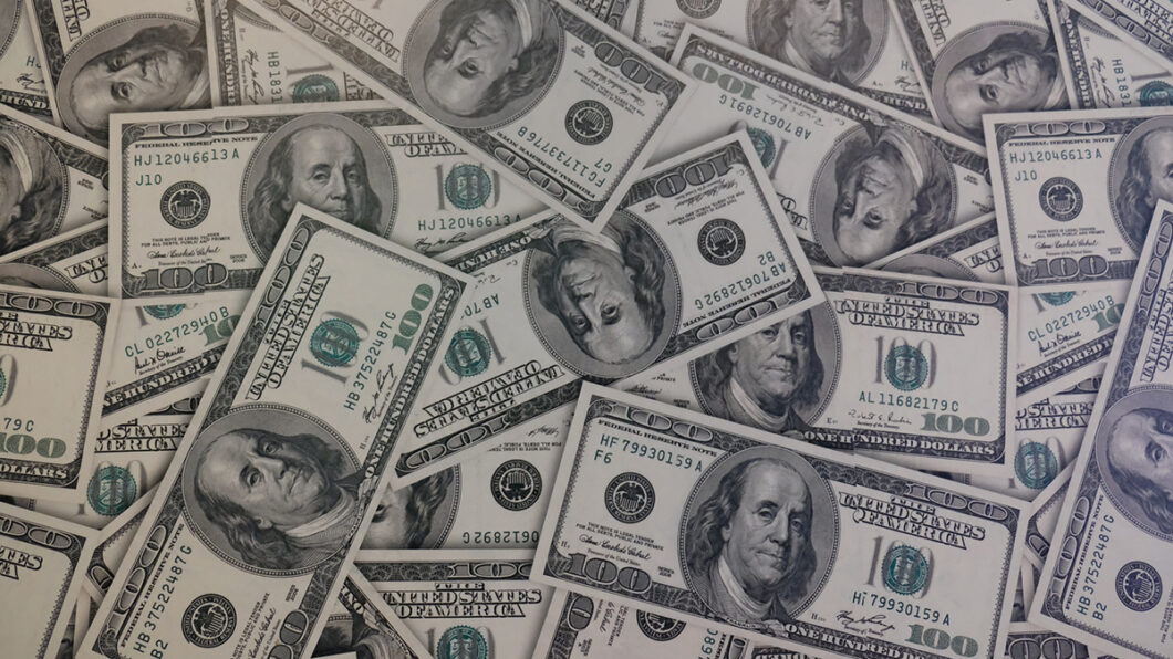 Cédulas de dólar (Imagem: Mackenzie Marco/Unsplash)