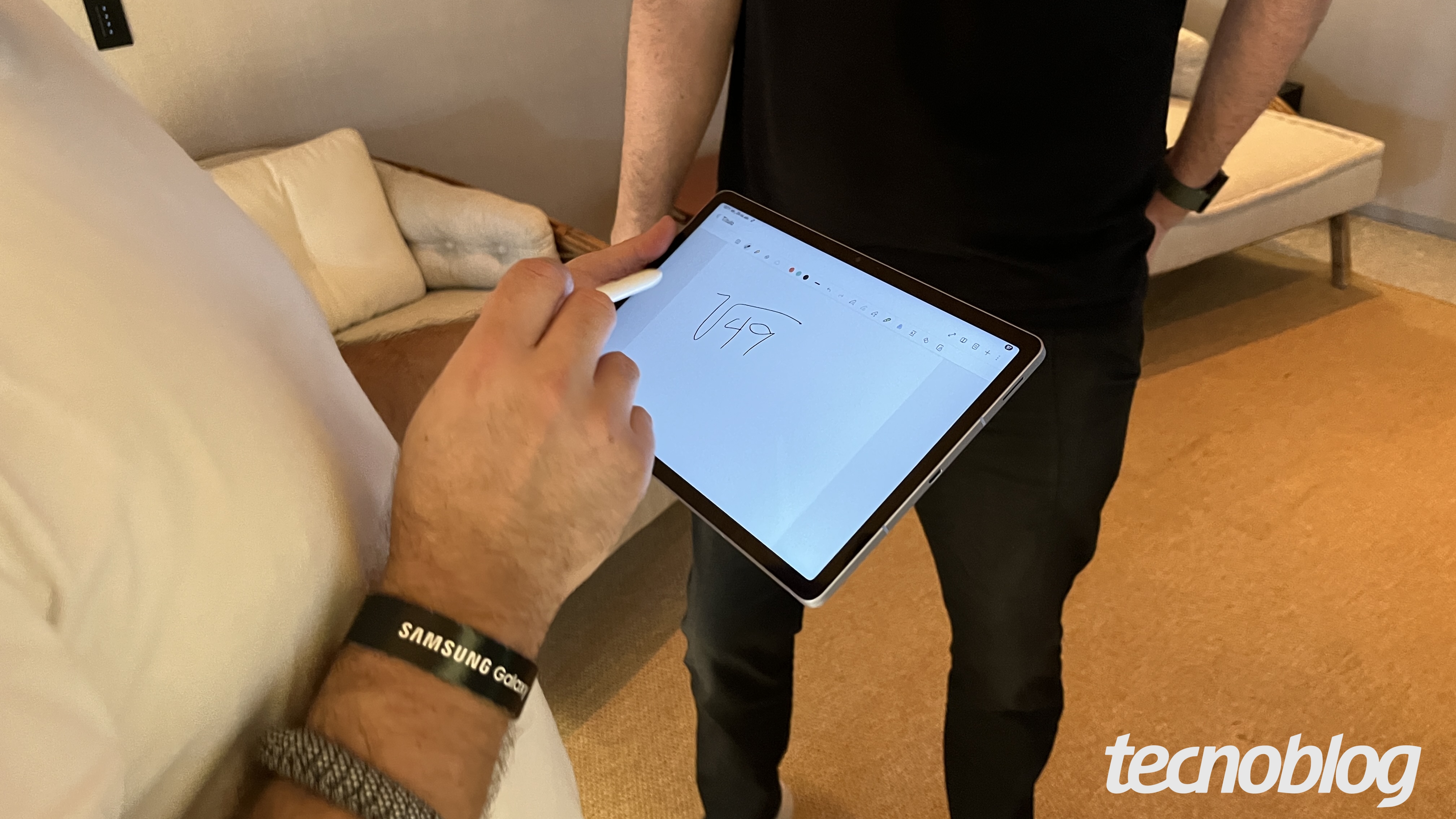 Galaxy Tab S10 FE na mão, com uma conta manuscrita na tela